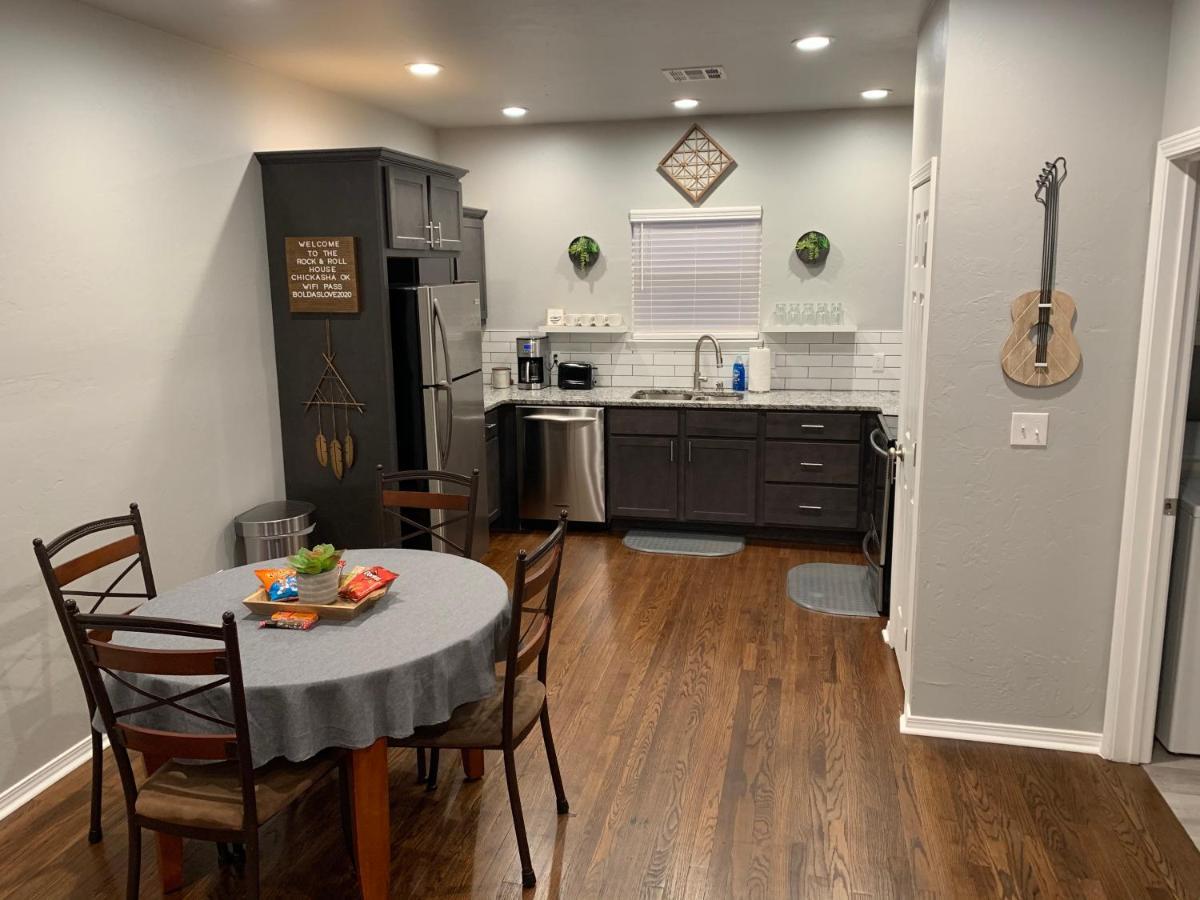 Rock & Roll House, Fiber Internet, Roku Tv, Washer & Dryer, By Dt Chickasha & Leg Lamp! Exterior foto
